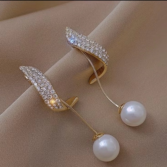 Jewelry - 🎊2 pr in 1 Gold and Pearl S Drop Earrings